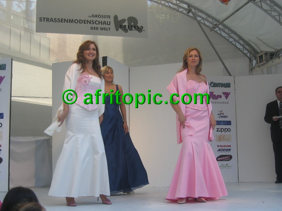 ../Images/Krefeld-Strssenmodenschau-2005 452.jpg